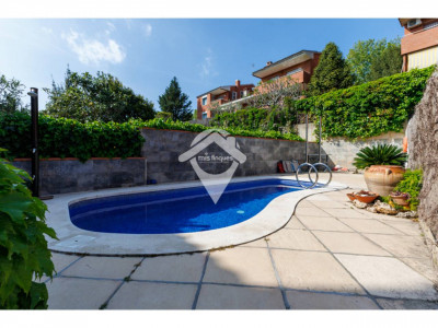 FANTASTICA CASA CANTONERA EN VENTA EN EL CENTRO DE SANT QUIRZE DEL VALLES CON PISCINA Y GARAJE