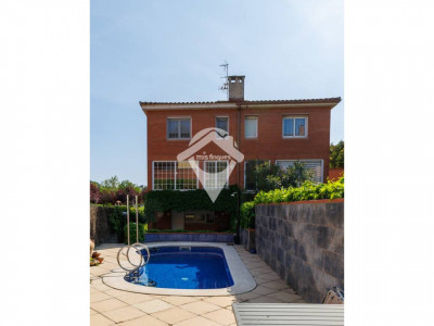 FANTASTICA CASA CANTONERA EN VENTA EN EL CENTRO DE SANT QUIRZE DEL VALLES CON PISCINA Y GARAJE