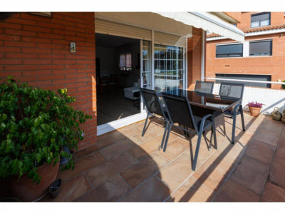 FANTASTICA CASA CANTONERA EN VENTA EN EL CENTRO DE SANT QUIRZE DEL VALLES CON PISCINA Y GARAJE