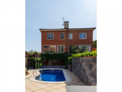 FANTASTICA CASA CANTONERA EN VENTA EN EL CENTRO DE SANT QUIRZE DEL VALLES CON PISCINA Y GARAJE