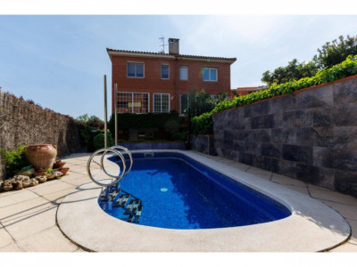 FANTASTICA CASA CANTONERA EN VENTA EN EL CENTRO DE SANT QUIRZE DEL VALLES CON PISCINA Y GARAJE