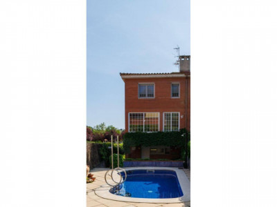 FANTASTICA CASA CANTONERA EN VENTA EN EL CENTRO DE SANT QUIRZE DEL VALLES CON PISCINA Y GARAJE