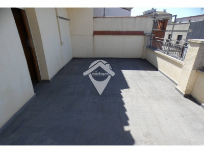 FANTASTICA CASA CON DOS VIVIENDAS INDEPENDIENTES Y GRAN GARAJE EN TERRASSA