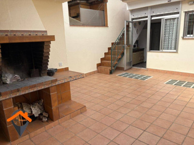 FANTASTICA CASA EN ZONA TRANQUILA CON GARAJE DE 140M2, TERRAZA 50M2 Y PATIO!!!