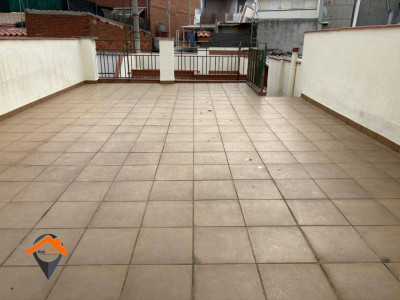 FANTASTICA CASA EN ZONA TRANQUILA CON GARAJE DE 140M2, TERRAZA 50M2 Y PATIO!!!