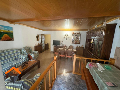 FANTASTICA CASA EN ZONA TRANQUILA CON GARAJE DE 140M2, TERRAZA 50M2 Y PATIO!!!
