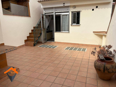 FANTASTICA CASA EN ZONA TRANQUILA CON GARAJE DE 140M2, TERRAZA 50M2 Y PATIO!!!