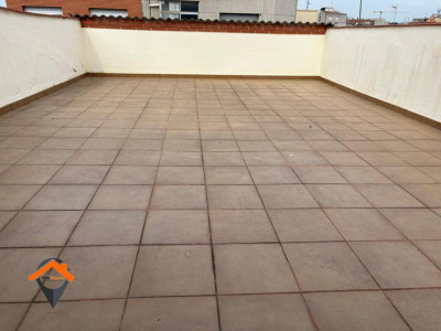 FANTASTICA CASA EN ZONA TRANQUILA CON GARAJE DE 140M2, TERRAZA 50M2 Y PATIO!!!