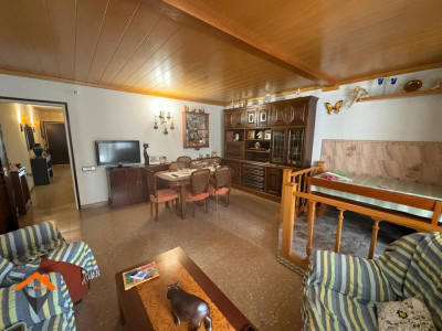 FANTASTICA CASA EN ZONA TRANQUILA CON GARAJE DE 140M2, TERRAZA 50M2 Y PATIO!!!