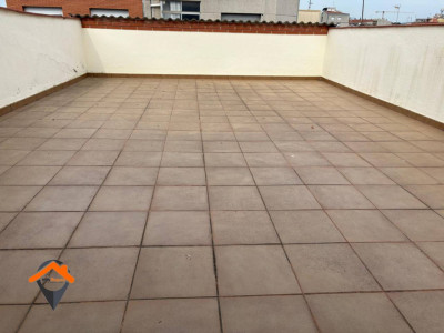 FANTASTICA CASA EN ZONA TRANQUILA CON GARAJE DE 140M2, TERRAZA 50M2 Y PATIO!!!