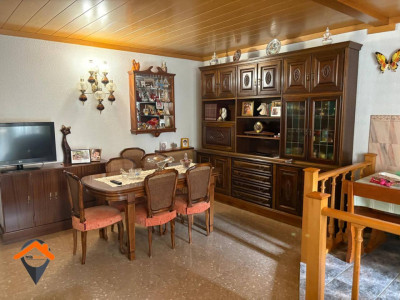 FANTASTICA CASA EN ZONA TRANQUILA CON GARAJE DE 140M2, TERRAZA 50M2 Y PATIO!!!