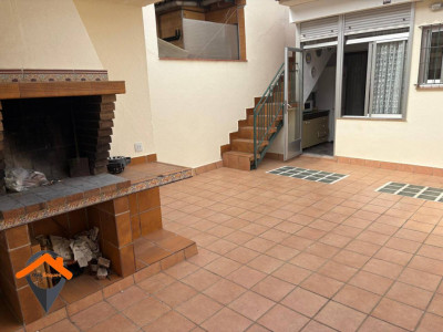 FANTASTICA CASA EN ZONA TRANQUILA CON GARAJE DE 140M2, TERRAZA 50M2 Y PATIO!!!