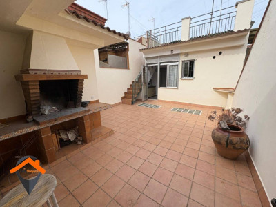 FANTASTICA CASA EN ZONA TRANQUILA CON GARAJE DE 140M2, TERRAZA 50M2 Y PATIO!!!