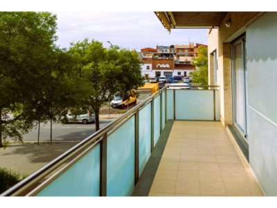 FANTASTICO PISO CON TERRAZA CON ZONA COMUNITARIA Y PISCINA