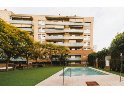 FANTASTICO PISO CON TERRAZA CON ZONA COMUNITARIA Y PISCINA