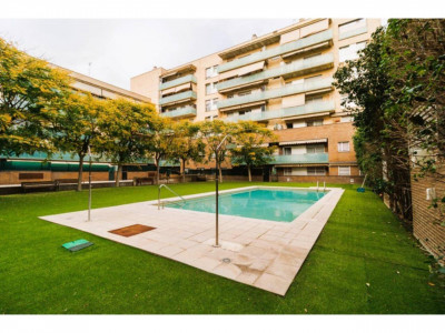 FANTASTICO PISO CON TERRAZA CON ZONA COMUNITARIA Y PISCINA