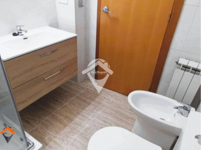 FANTASTICO PISO REFORMADO, SOLEADO, CON BALCON, ASCENSOR, PARQUING Y TRASTERO