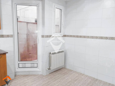 FANTASTICO PISO REFORMADO, SOLEADO, CON BALCON, ASCENSOR, PARQUING Y TRASTERO