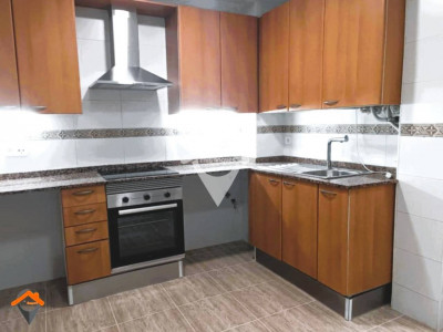 FANTASTICO PISO REFORMADO, SOLEADO, CON BALCON, ASCENSOR, PARQUING Y TRASTERO