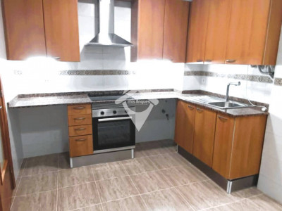 FANTASTICO PISO REFORMADO, SOLEADO, CON BALCON, ASCENSOR, PARQUING Y TRASTERO