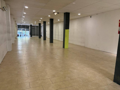 GRAN LOCAL COMERCIAL EN VENTA , DIAFANO CON DOBLE ESCAPARATE!!!