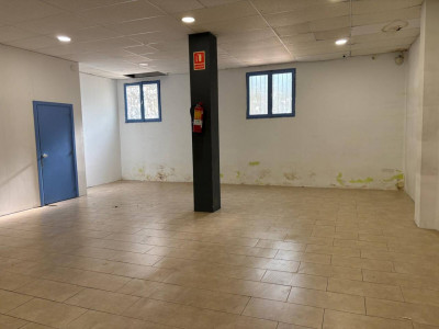 GRAN LOCAL COMERCIAL EN VENTA , DIAFANO CON DOBLE ESCAPARATE!!!