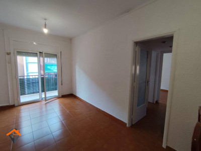 GRAN OPORTUNIDAD, PISO DE 3 HABITACIONES, 1 BAÑO Y CON BALCON EN SABADELL!!!