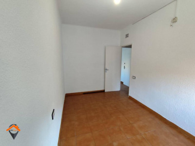 GRAN OPORTUNIDAD, PISO DE 3 HABITACIONES, 1 BAÑO Y CON BALCON EN SABADELL!!!