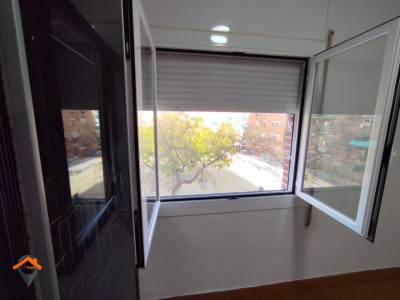 GRAN OPORTUNIDAD, PISO DE 3 HABITACIONES, 1 BAÑO Y CON BALCON EN SABADELL!!!