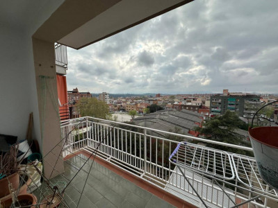 GRAN PISO CON 4 HABITACIONES, AMPLIO BALCON Y ASCENSOR!!!