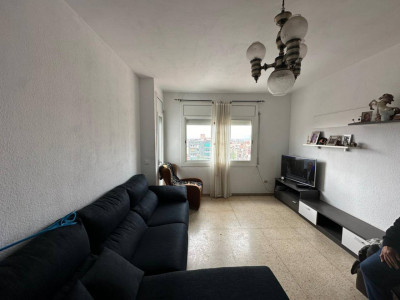 GRAN PISO CON 4 HABITACIONES, AMPLIO BALCON Y ASCENSOR!!!