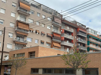 GRAN PISO CON 4 HABITACIONES, AMPLIO BALCON Y ASCENSOR!!!