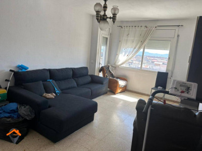 GRAN PISO CON 4 HABITACIONES, AMPLIO BALCON Y ASCENSOR!!!