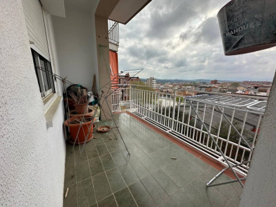 GRAN PISO CON 4 HABITACIONES, AMPLIO BALCON Y ASCENSOR!!!