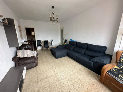 GRAN PISO CON 4 HABITACIONES, AMPLIO BALCON Y ASCENSOR!!!
