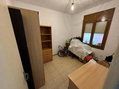 GRAN PISO CON 4 HABITACIONES, AMPLIO BALCON Y ASCENSOR!!!