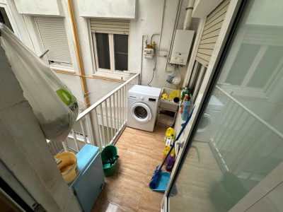 GRAN PISO CON 4 HABITACIONES, AMPLIO BALCON Y ASCENSOR!!!