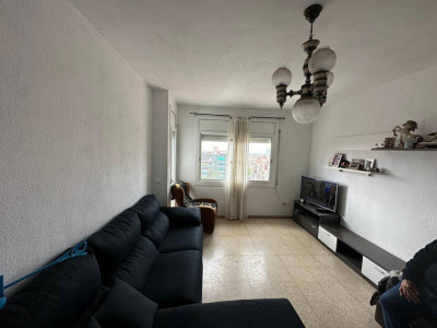 GRAN PISO CON 4 HABITACIONES, AMPLIO BALCON Y ASCENSOR!!!