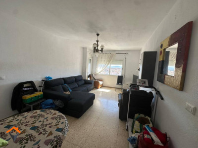 GRAN PISO CON 4 HABITACIONES, AMPLIO BALCON Y ASCENSOR!!!