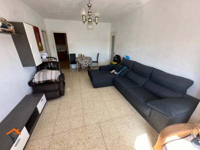 GRAN PISO CON 4 HABITACIONES, AMPLIO BALCON Y ASCENSOR!!!