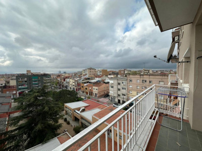 GRAN PISO CON 4 HABITACIONES, AMPLIO BALCON Y ASCENSOR!!!