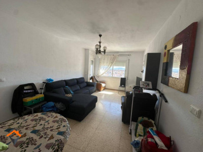 GRAN PISO CON 4 HABITACIONES, AMPLIO BALCON Y ASCENSOR!!!