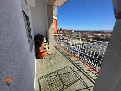 GRAN PISO CON 4 HABITACIONES, AMPLIO BALCON Y ASCENSOR!!!