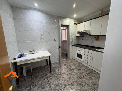 GRAN PISO CON BALCON Y ASCENSOR JUNTO A. MATADEPERA!!