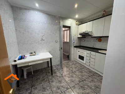 GRAN PISO CON BALCON Y ASCENSOR JUNTO A. MATADEPERA!!