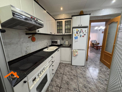 GRAN PISO CON BALCON Y ASCENSOR JUNTO A. MATADEPERA!!