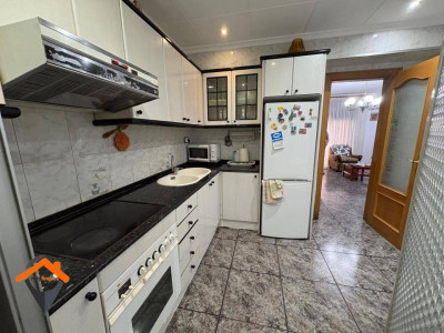 GRAN PISO CON BALCON Y ASCENSOR JUNTO A. MATADEPERA!!