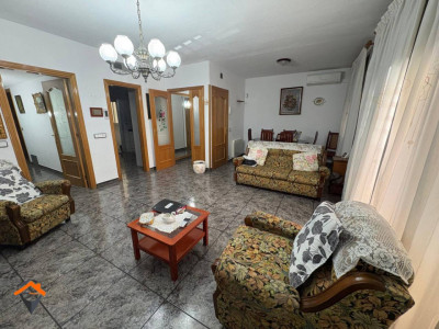 GRAN PISO CON BALCON Y ASCENSOR JUNTO A. MATADEPERA!!