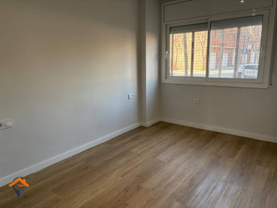 GRAN PISO REFORMADO A ESTRENAR CON BALCON !!