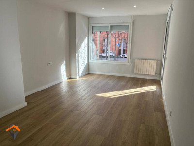 GRAN PISO REFORMADO A ESTRENAR CON BALCON !!